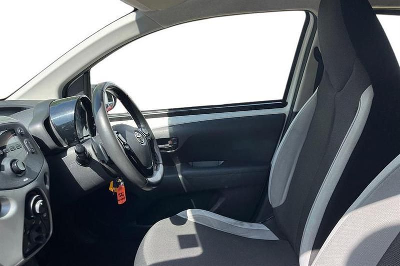 Usado Toyota Aygo X-play 68 CV (50 kW) 2014 Blanco Utilitario