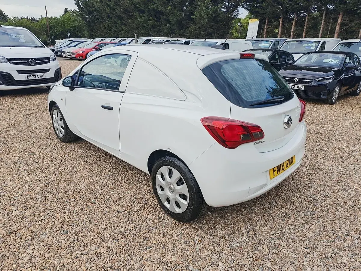 Used Vauxhall Corsa S 95 HP (69 kW) 2018 White Hatchback