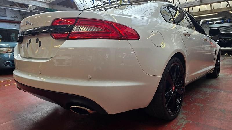 Begagnad Jaguar XF Portfolio 2025 Vit Sedan