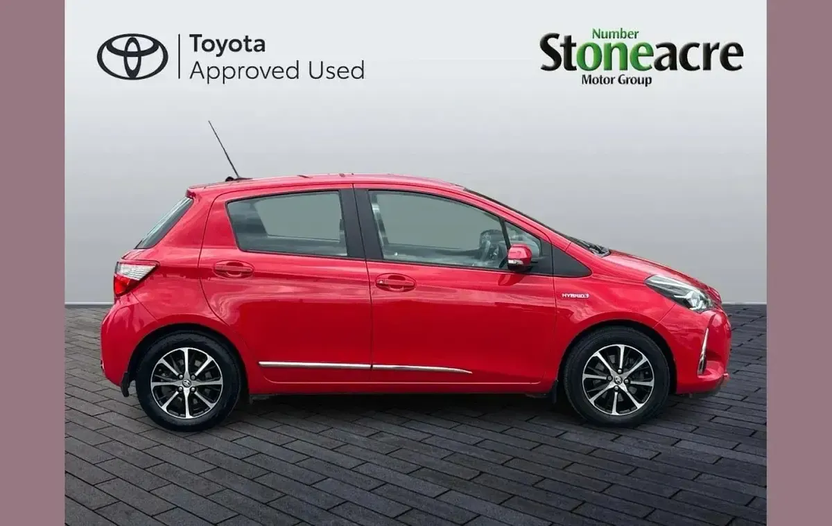 Used Toyota Yaris Hybrid 100 HP (73 kW) 2019 Red Hatchback