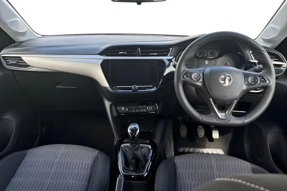 Used Vauxhall Corsa Design Edition 75 HP (55 kW) 2022 Arctic white Hatchback