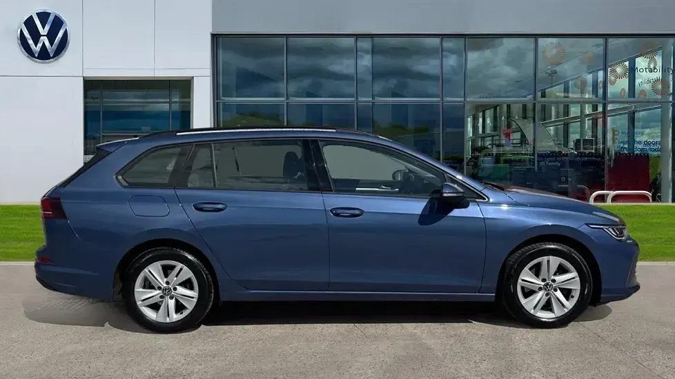 Used VW Golf VIII Life 150 HP (110 kW) 2025 Anemone blue metallic