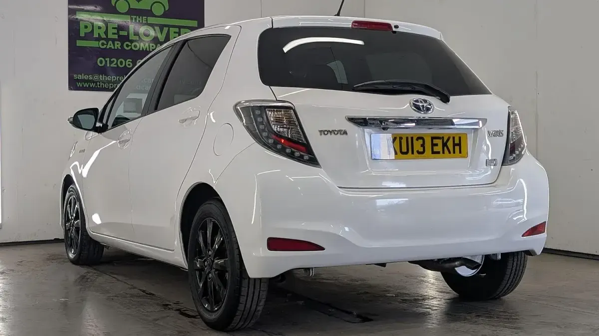 Used Toyota Yaris T4 100 HP (73 kW) 2013 White Hatchback