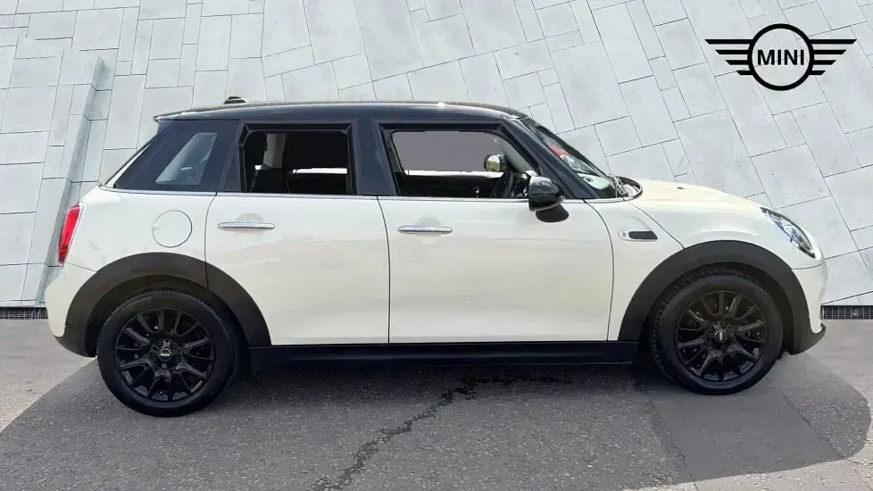Used Mini Cooper Classic 134 HP (98 kW) 2019 White Hatchback