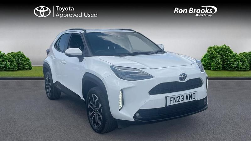 White Used 2023 Toyota Yaris Hybrid Design Hatchback | £21,721 (Expensive) - Image 1/4