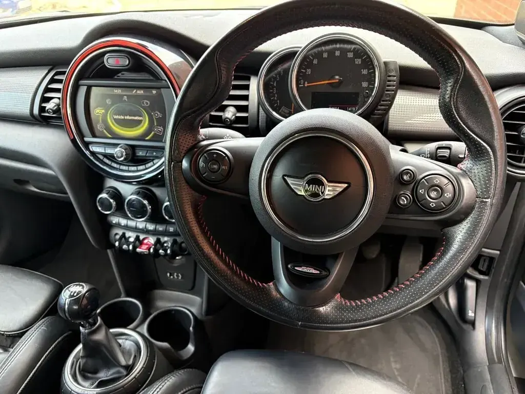 Używany Mini Cooper Hatch 136 KM (100 kW) 2015 Srebrny Hatchback