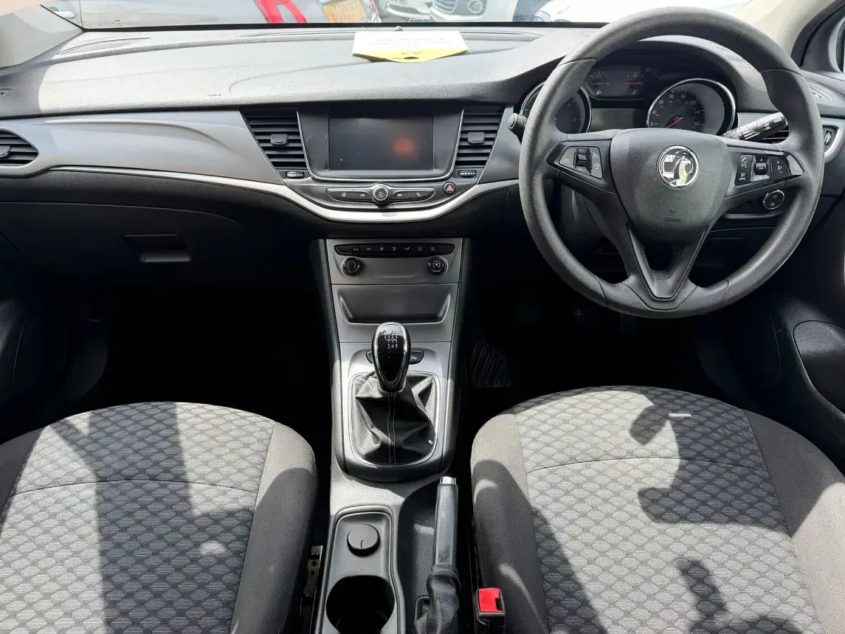 Used Vauxhall Astra Design Edition 136 HP (100 kW) 2019 White Estate