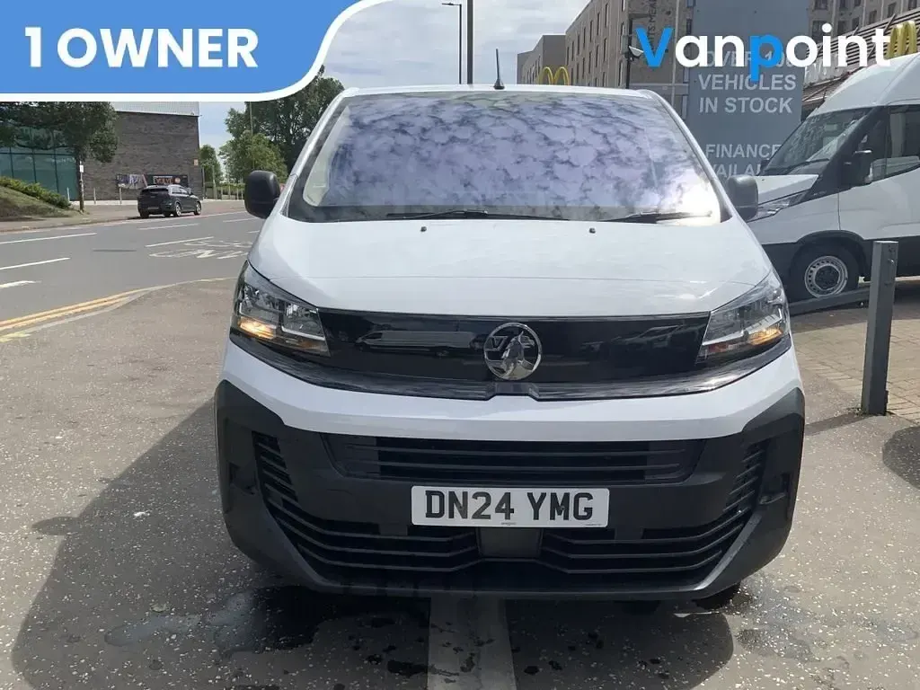 Second-hand Vauxhall Vivaro 145 CP (106 kW) 2024 Alb Monovolum