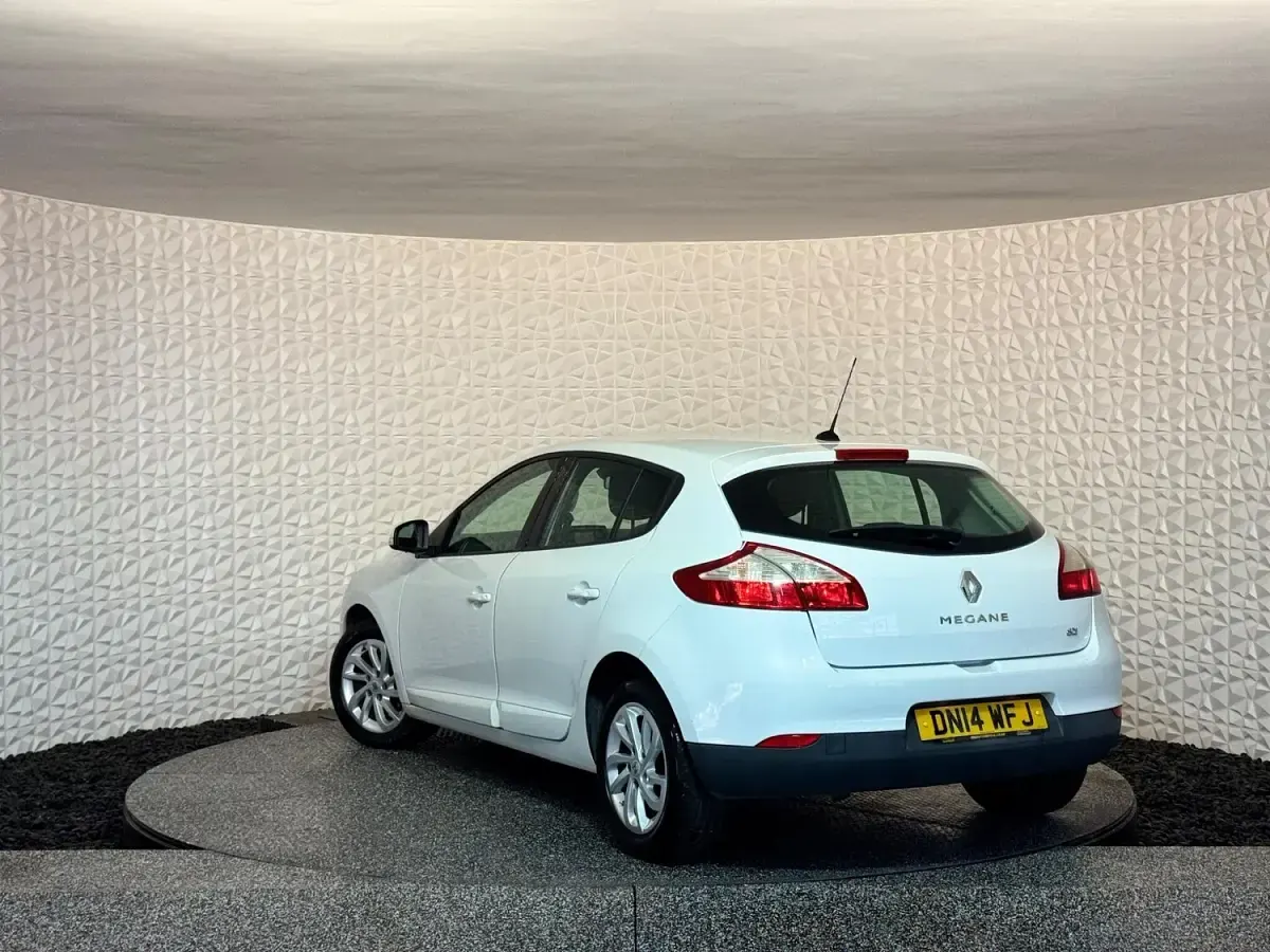 Used Renault Mégane III Dynamique 110 HP (80 kW) 2014 White Hatchback