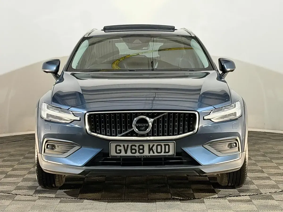 Used Volvo V60 CC 190 HP (139 kW) 2018 Blue Estate