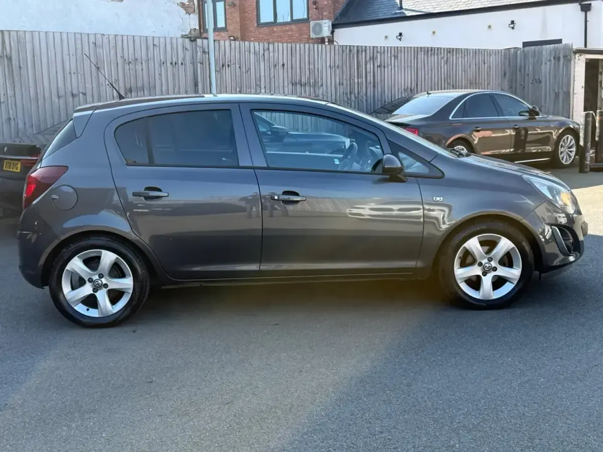 Usado Vauxhall Corsa 100 HP (73 kW) 2013 Cinzento Citadino