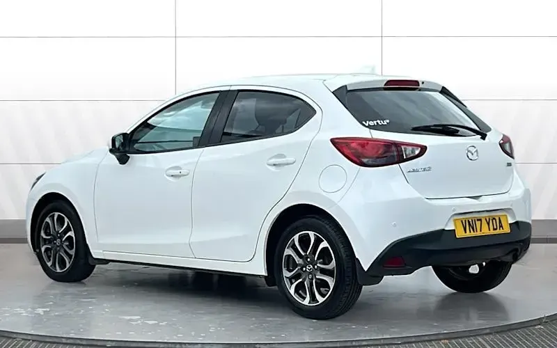 Usado Mazda 2 Inclusive 90 HP (66 kW) 2017 Branco Citadino
