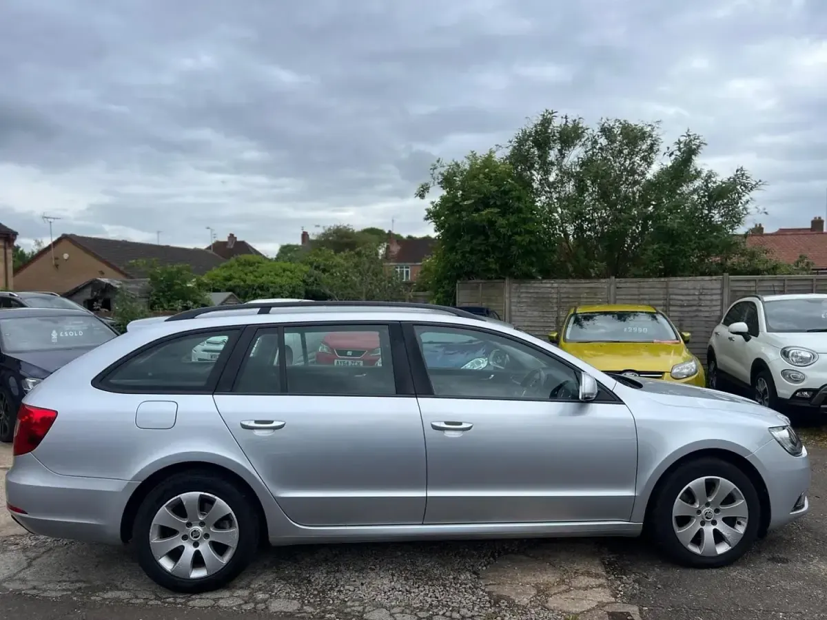 Usado Skoda Superb 140 HP (102 kW) 2013 Prateado Carrinha