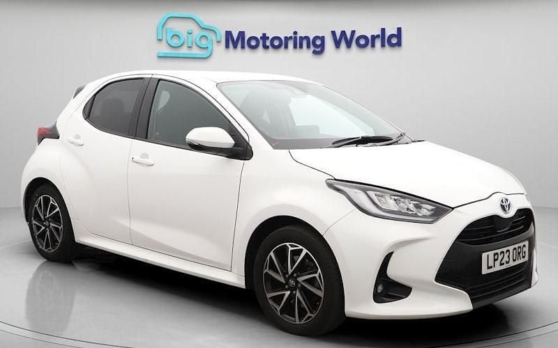 Used 2025 Toyota Yaris Hybrid Design Hatchback | £16,800 (Super price) - Image 1/4