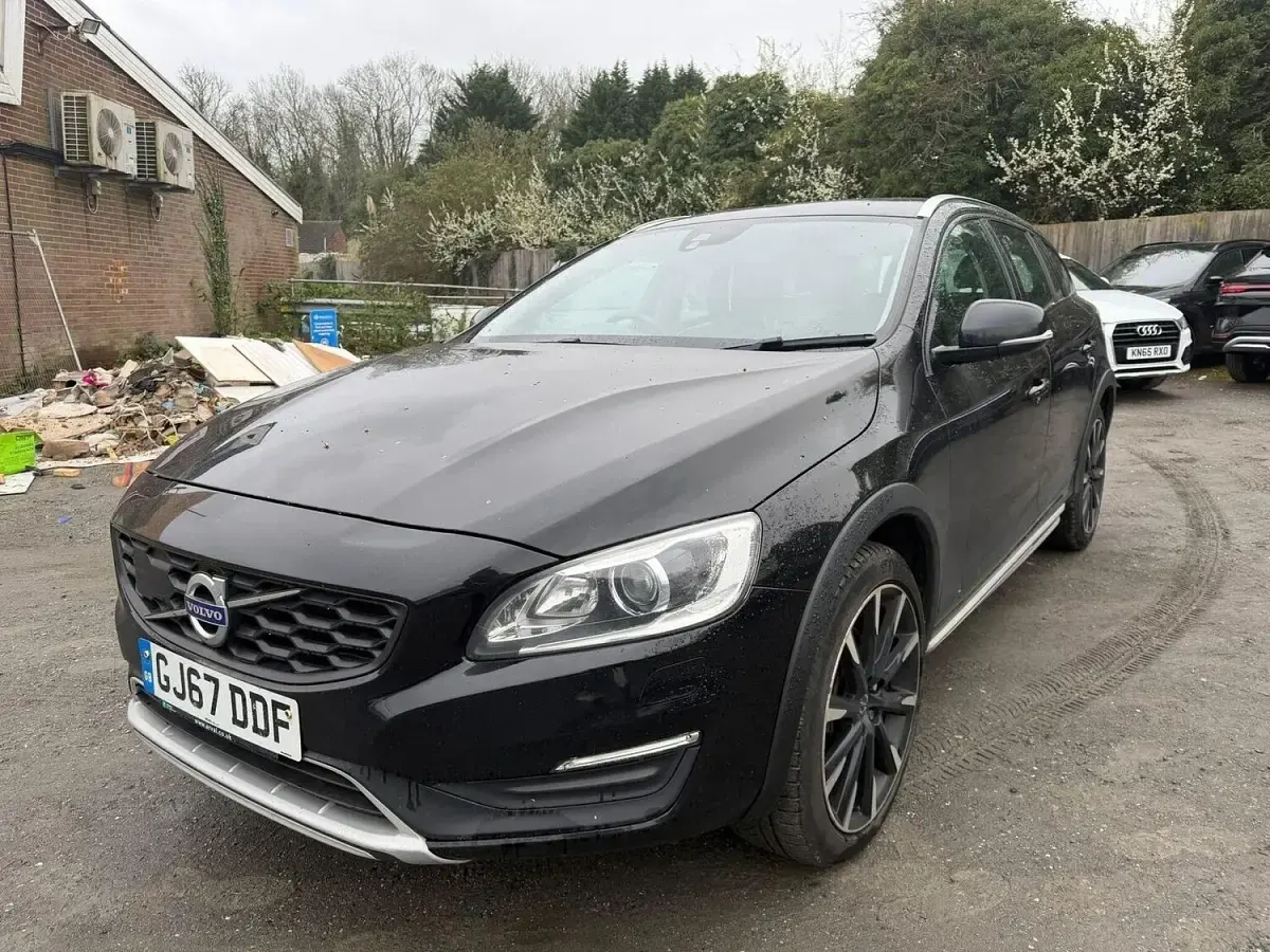 Used Volvo V60 CC 190 HP (139 kW) 2017 Black Estate