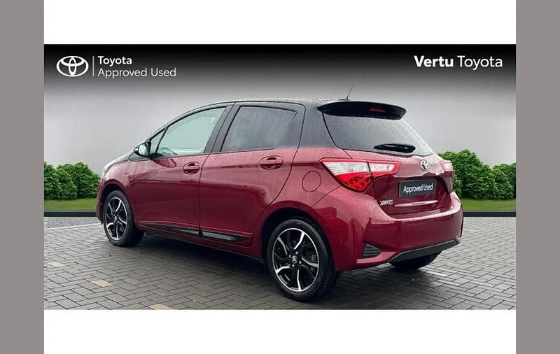 Used Toyota Yaris 111 HP (81 kW) 2017 Red Hatchback