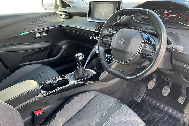 Used Peugeot 208 Allure 100 HP (73 kW) 2021 Bianca white Hatchback