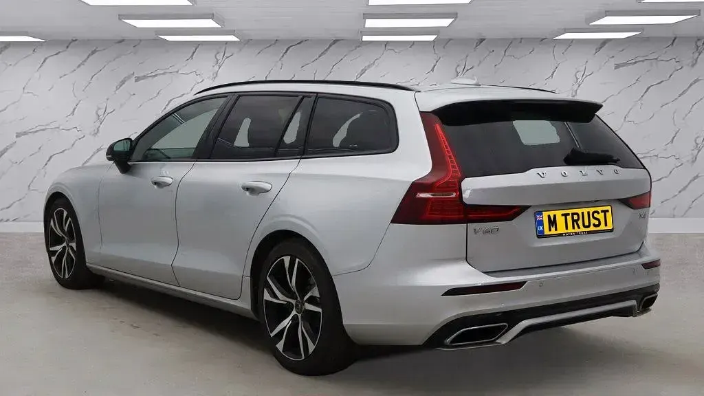 Begagnad Volvo V60 R-Design 190 HK (139 kW) 2020 Silver Kombi