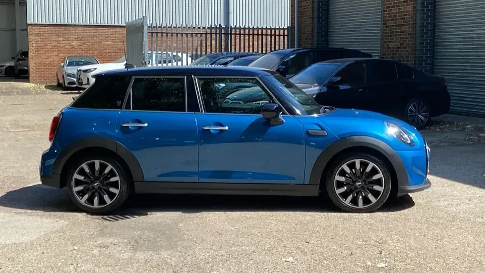 Used Mini Cooper Exclusive 134 HP (98 kW) 2023 Blue Hatchback