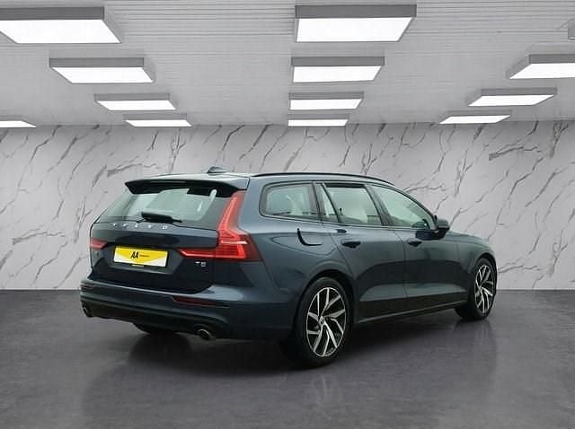 Used Volvo V60 Momentum 250 HP (183 kW) 2019 Blue Estate
