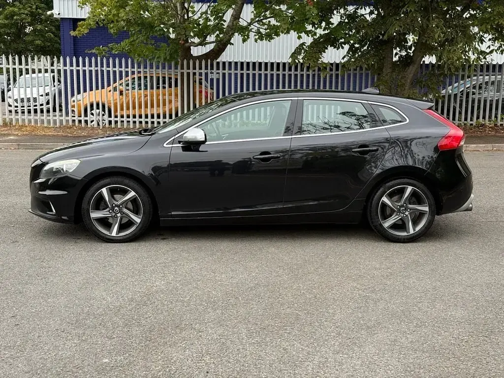 Used Volvo V40 R-Design 115 HP (84 kW) 2013 Black Hatchback