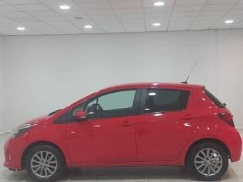 Used Toyota Yaris 99 HP (72 kW) 2016 Red Hatchback