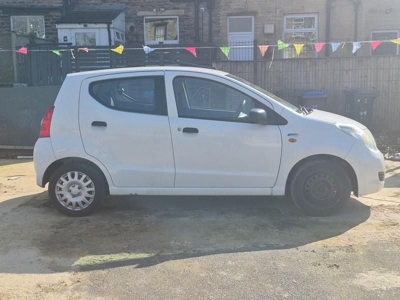Used Suzuki Alto 68 HP (50 kW) 2013 White Hatchback