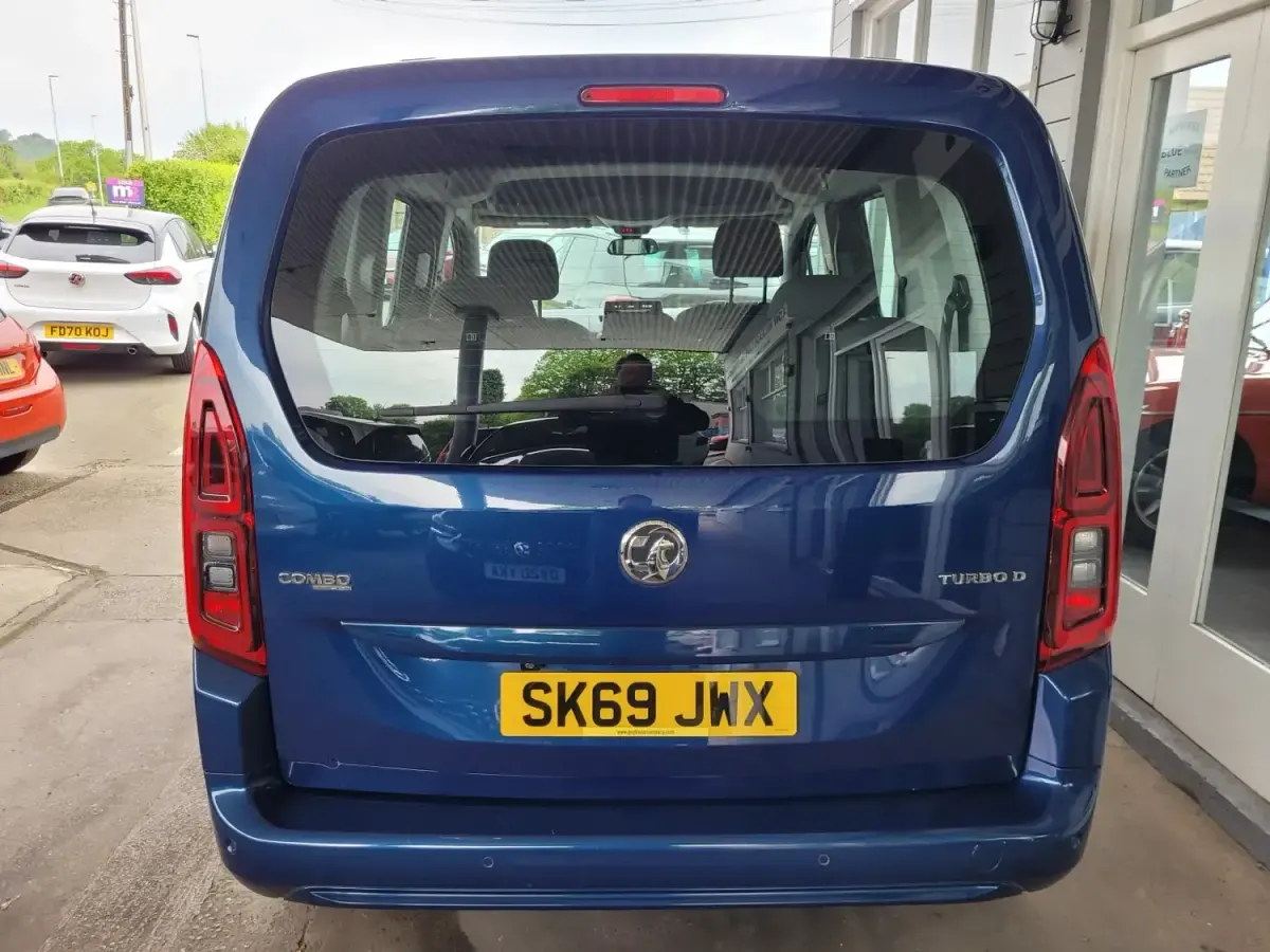 Second-hand Vauxhall Combo S 100 CP (73 kW) 2019 Albastru Monovolum