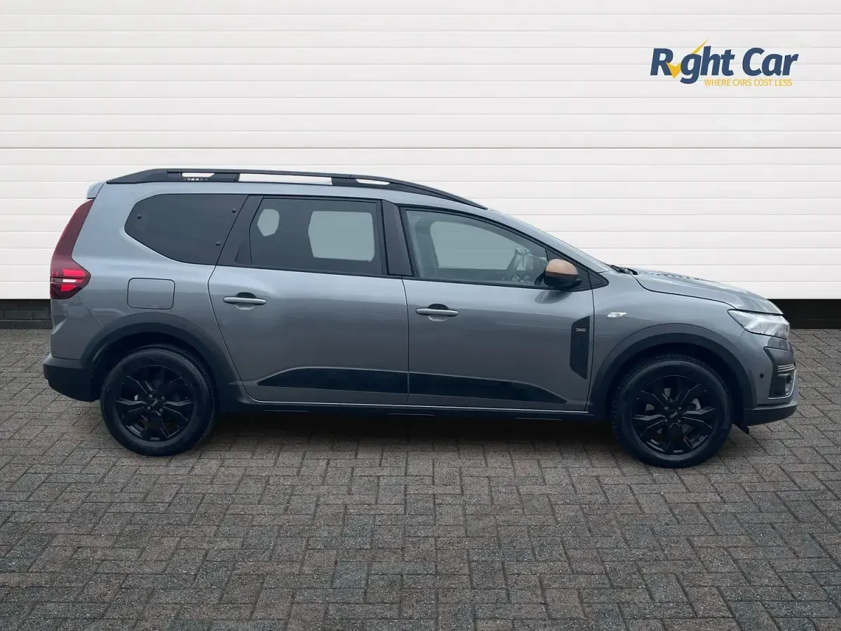 Used Dacia Jogger Extreme 141 HP (103 kW) 2025 Grey MPV