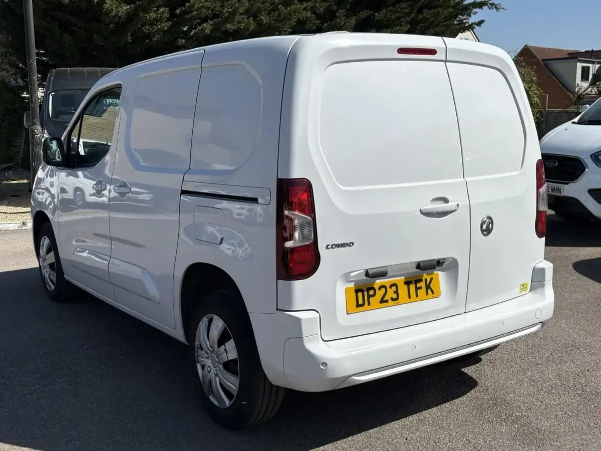Second-hand Vauxhall Combo 100 CP (73 kW) 2023 Alb Monovolum