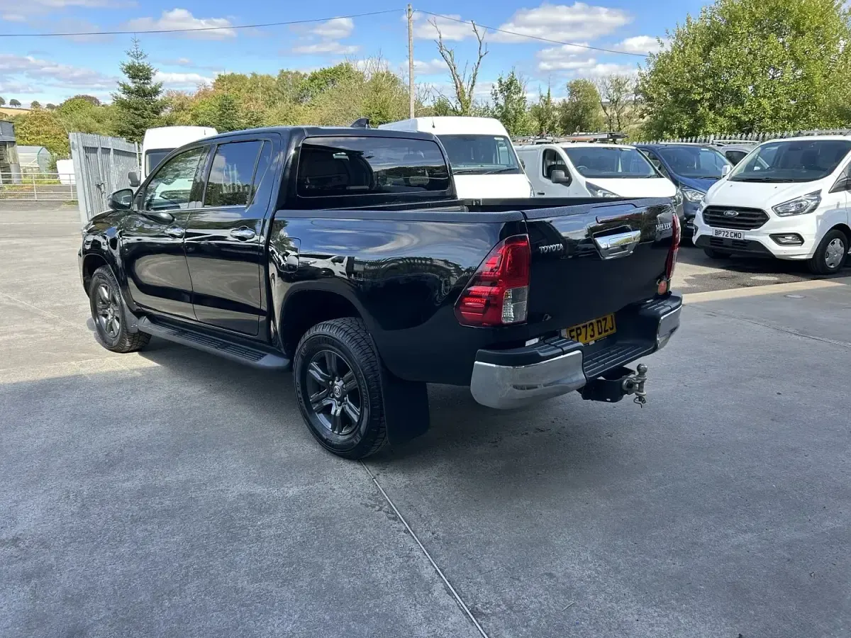 Used Toyota HiLux 150 HP (110 kW) 2023 Black Pickup