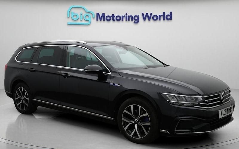 Used 2024 VW Passat GTE Estate | £17,600 (Good price) - Image 1/4