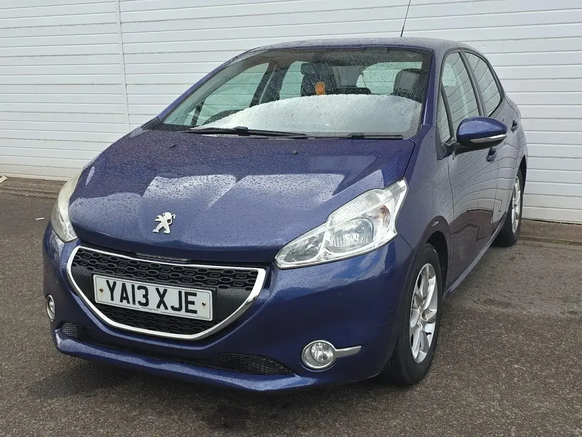 Second-hand Peugeot 208 Active 82 CP (60 kW) 2013 Albastru Hatchback