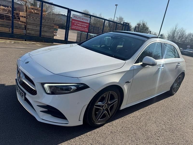 Used Mercedes A180 AMG Line Premium Plus 116 HP (85 kW) 2018 White Hatchback
