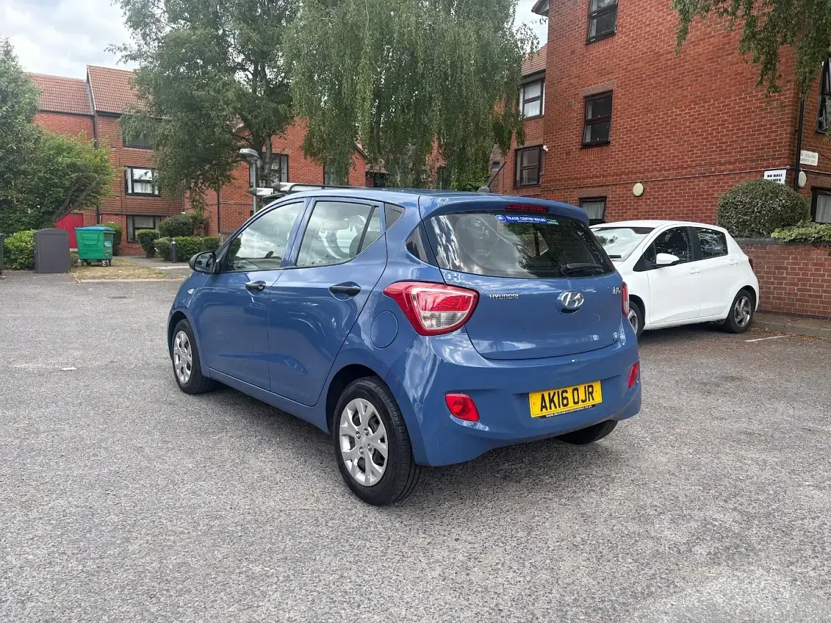 Used Hyundai i10 67 HP (49 kW) 2016 Blue Hatchback