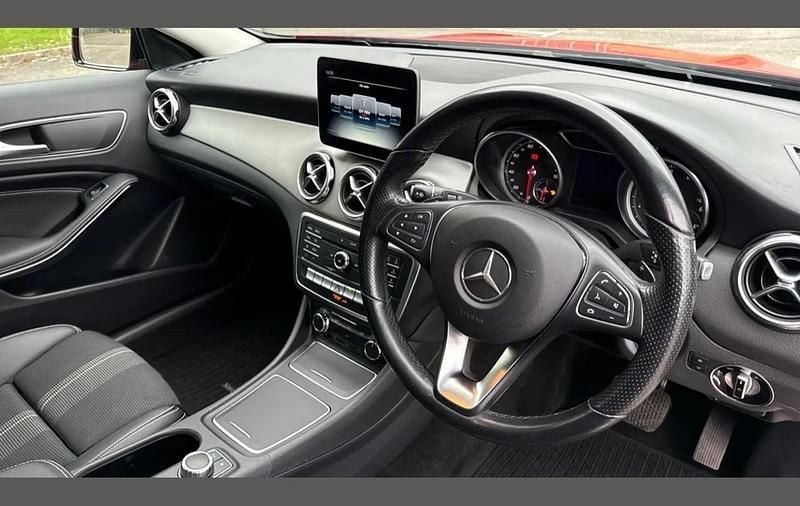 Used Mercedes GLA180 Urban 120 HP (88 kW) 2019 Red SUV