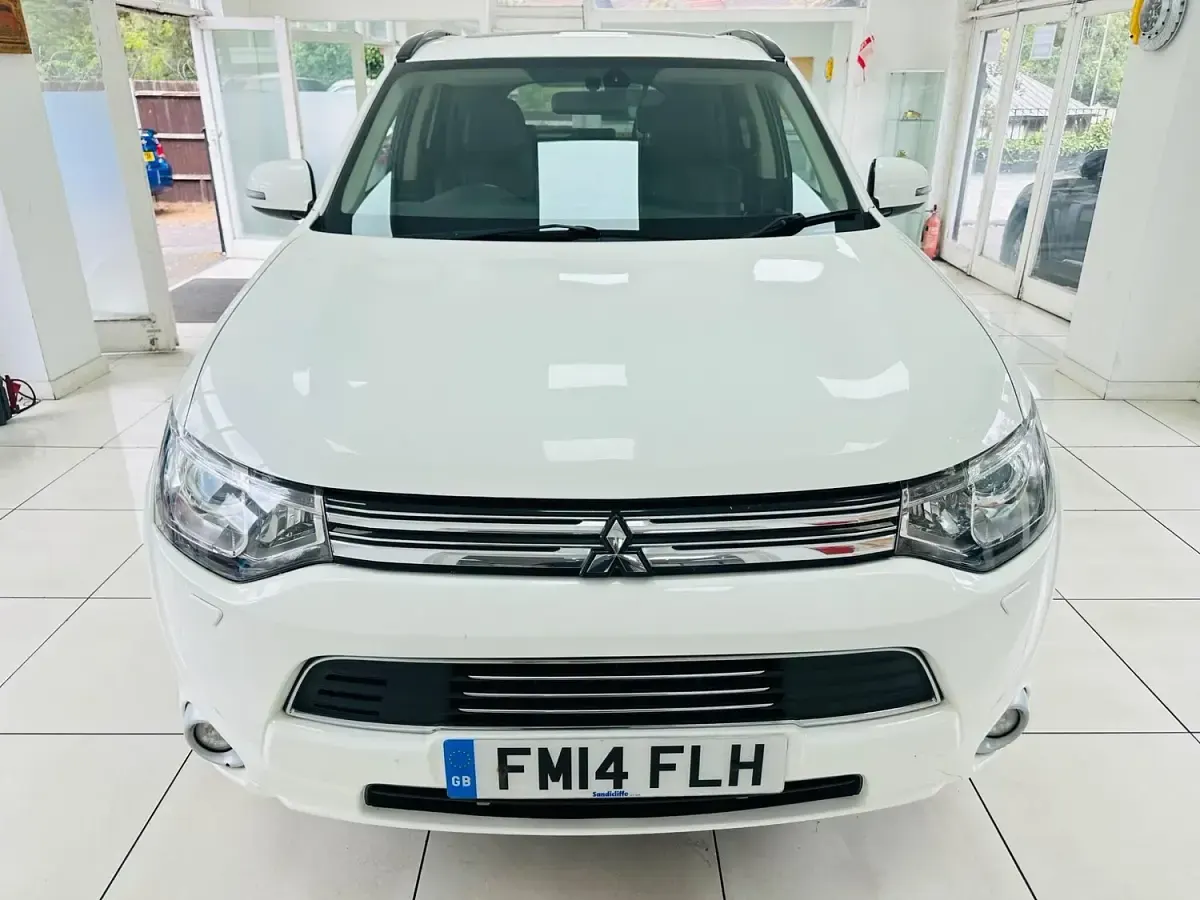 Used Mitsubishi Outlander P-HEV 2014 White Estate