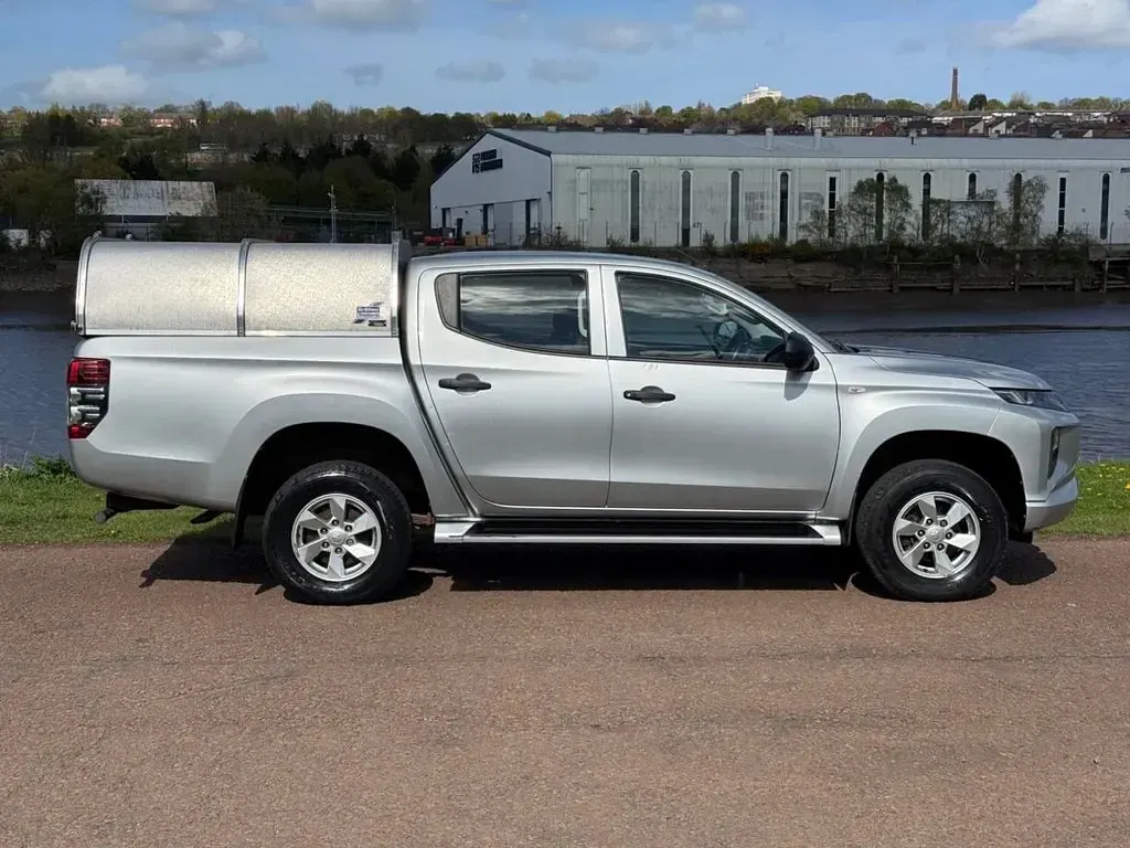 Used Mitsubishi L200 150 HP (110 kW) 2020 Silver Pickup