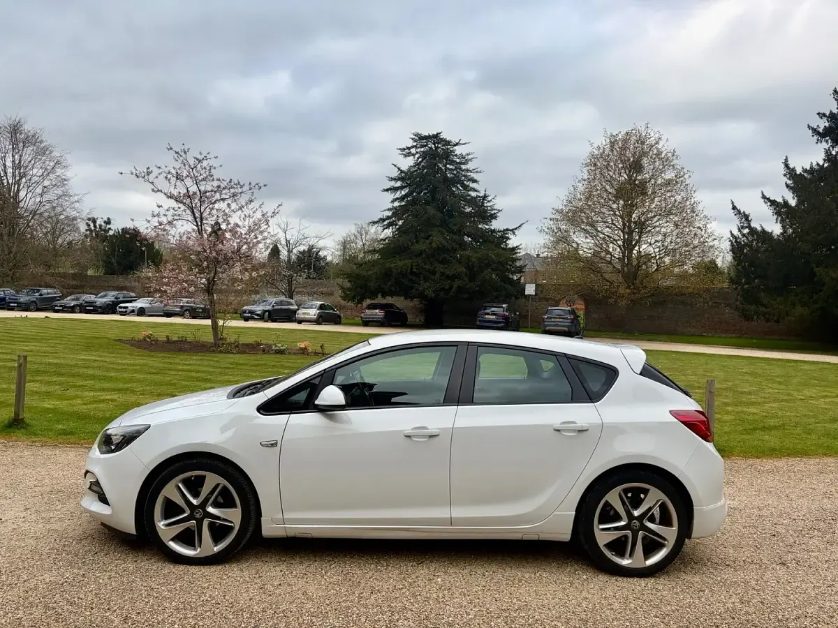 Used Vauxhall Astra Edition 140 HP (102 kW) 2014 White Hatchback
