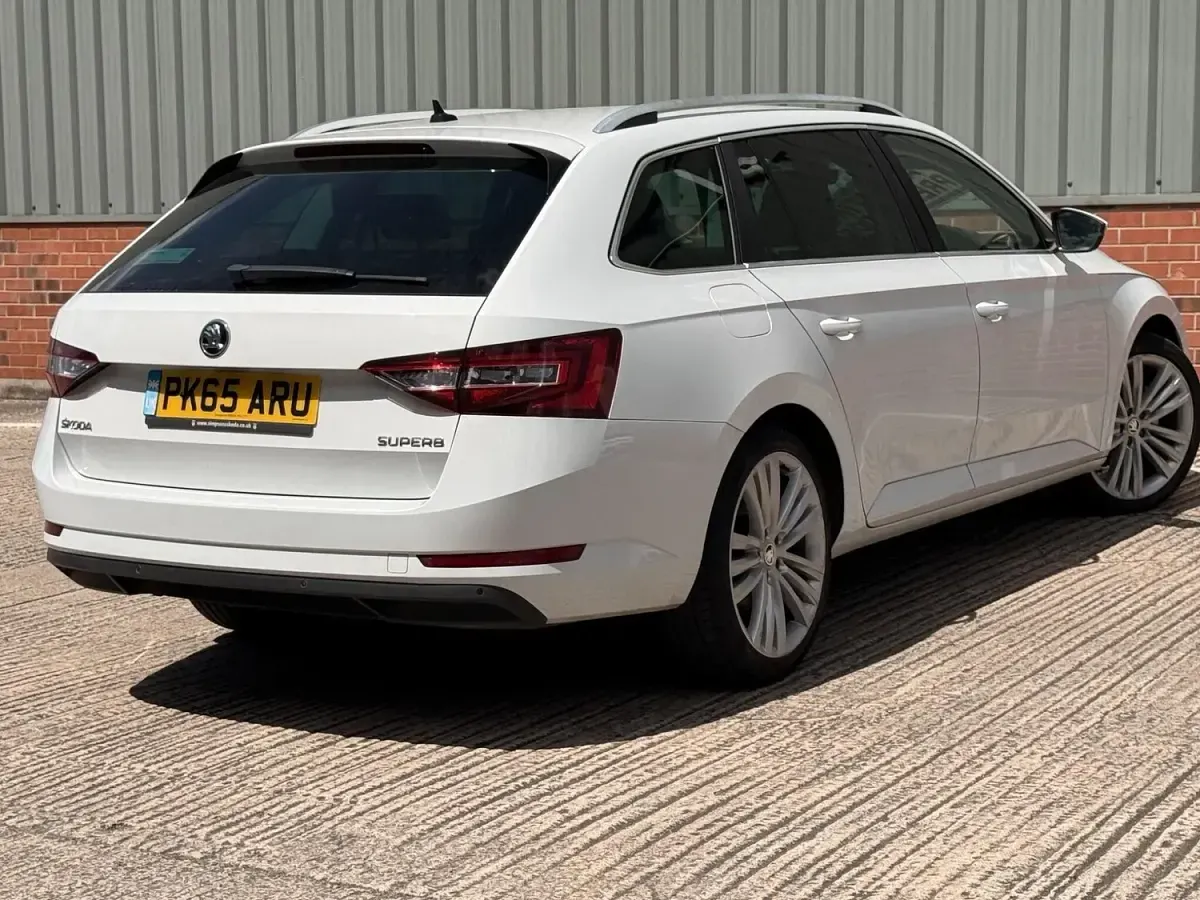 Used Skoda Superb SE L Executive 190 HP (139 kW) 2015 White Estate