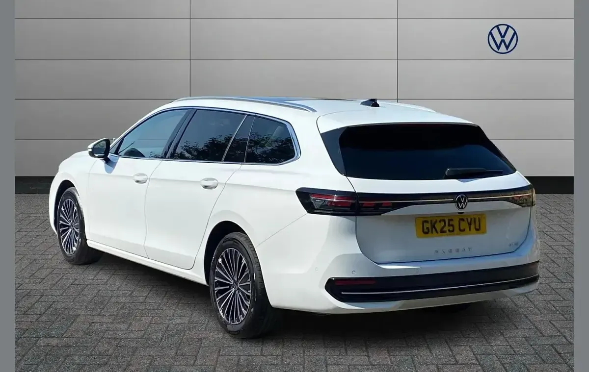 Used VW Passat Elegance 147 HP (108 kW) 2025 White Estate