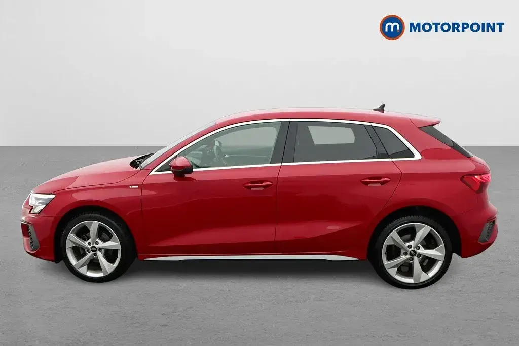 Begagnad Audi A3 Comfort 2022 Röd Sedan