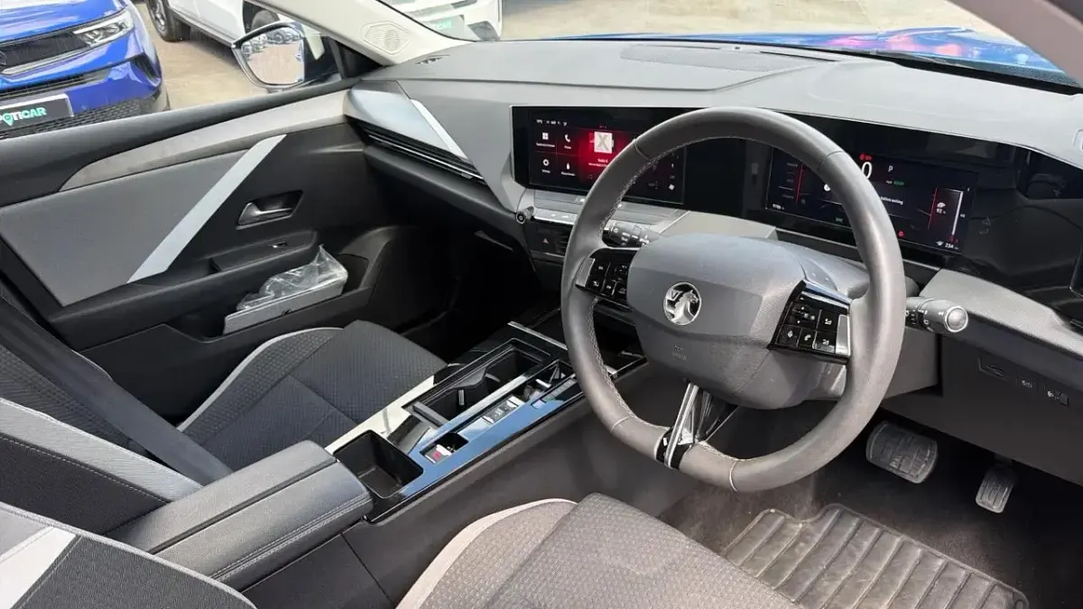 Used Vauxhall Astra Design Edition 113 kW (154 HP) 2024 Blue Hatchback