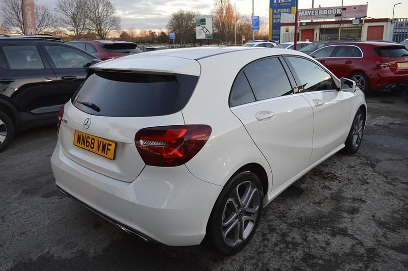 Begagnad Mercedes A180 Sport Edition 2018 Vit Halvkombi
