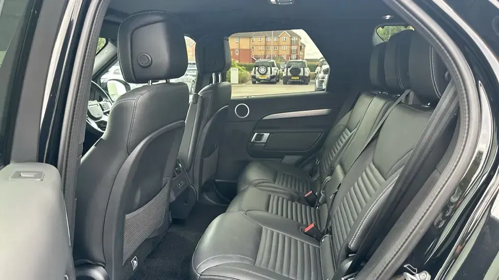Used Land Rover Discovery SE Dynamic 300 HP (220 kW) 2023 Black SUV
