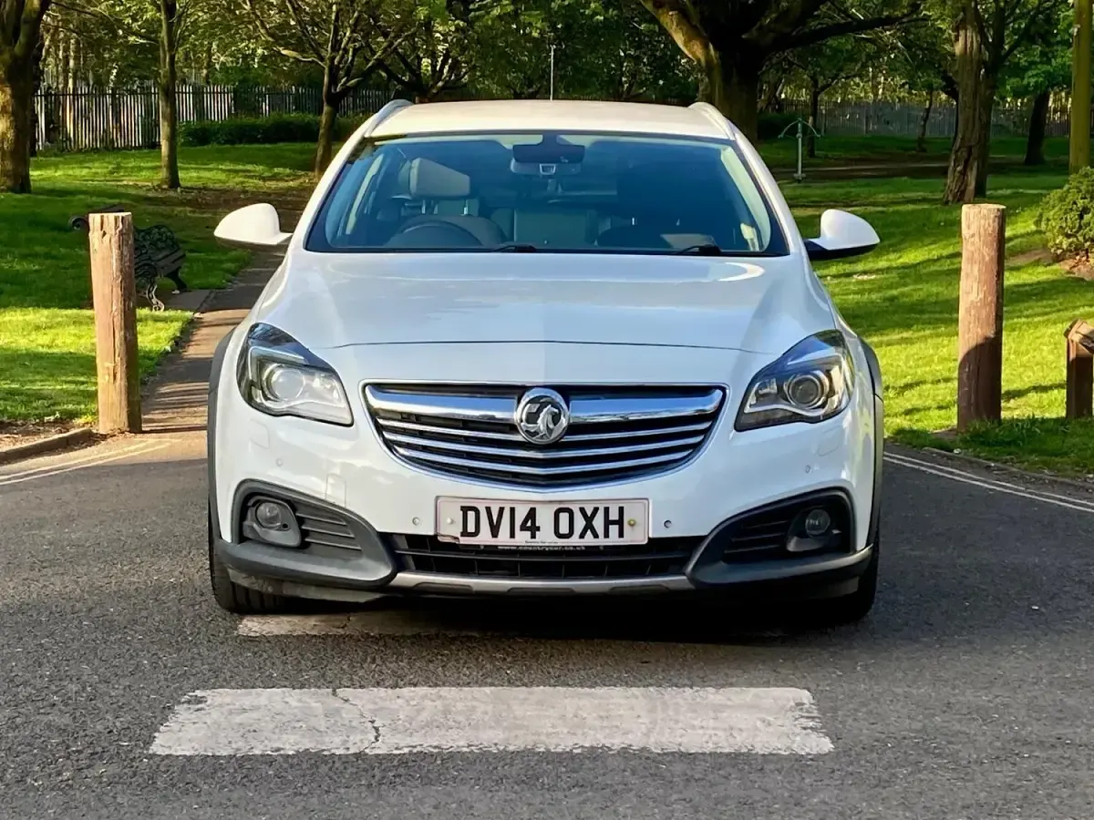 Used Vauxhall Insignia 163 HP (119 kW) 2014 White Estate