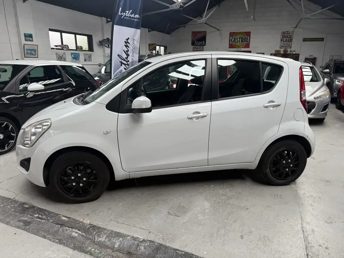 Used Suzuki Splash 2012 White Hatchback
