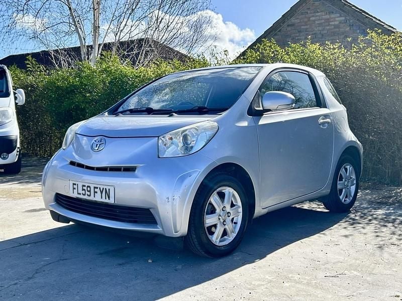 Usado Toyota iQ 68 HP (50 kW) 2009 Prateado Citadino