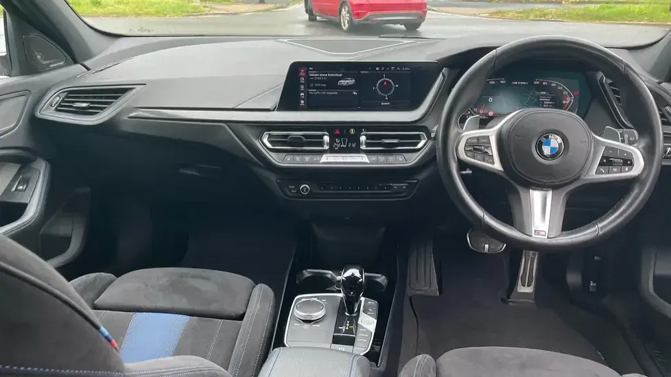 Begagnad BMW M135 Shadowline 302 HK (222 kW) 2022 Vit Halvkombi