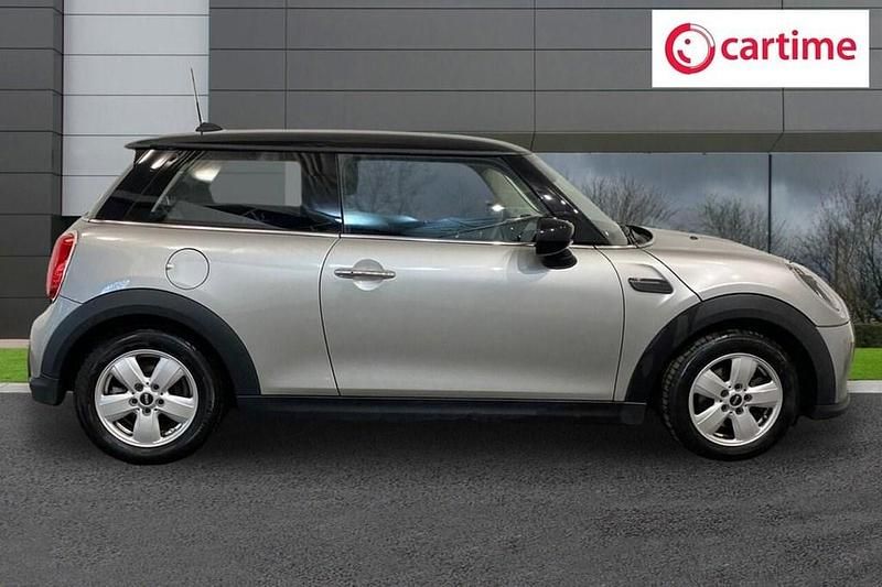Usado Mini Cooper Classic 136 HP (100 kW) 2023 Prateado Citadino
